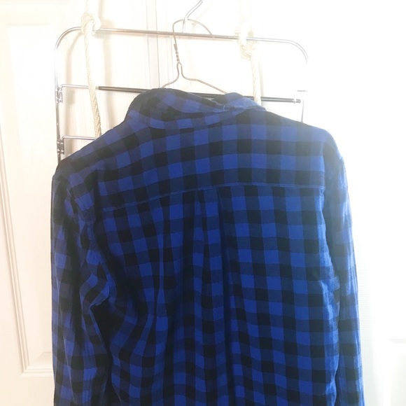 Simply styled button down shirt. Men’s button up - Picture 3 of 6